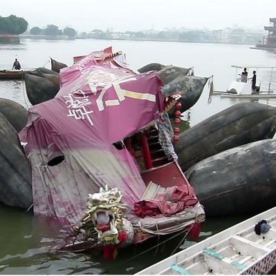 Além das bolsas a ar do salvamento do barco de borracha dos bens da limitação do espaço