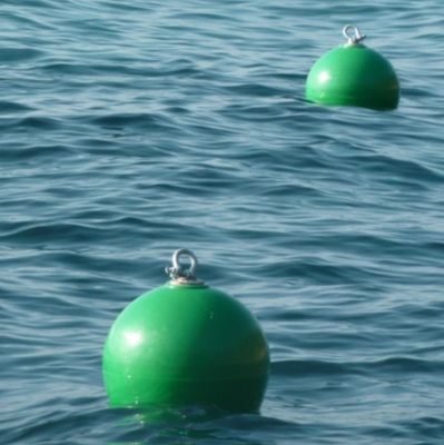 Boia a pouca distância do mar de flutuação resistentes da navegação do barco das águas profundas