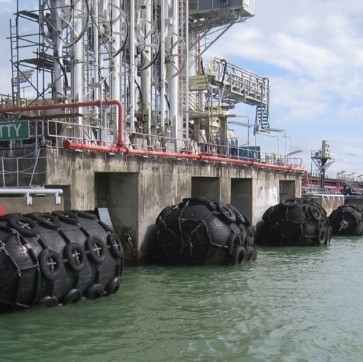 para-choque de borracha da plataforma a pouca distância do mar pneumática do barco de pesca 50Kpa para o navio