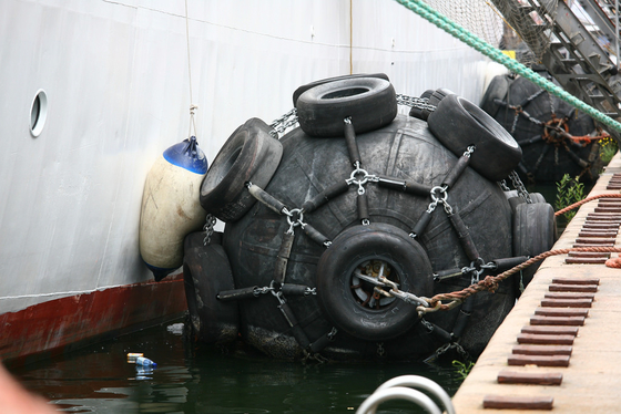 para-choque de borracha da plataforma a pouca distância do mar pneumática do barco de pesca 50Kpa para o navio