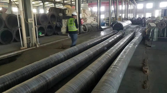 ENVIE - à mangueira reforçada NAVIO usada na doca do cais para o transporte do óleo bruto