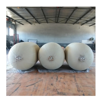 Fender naval de borracha pneumática flutuante do tipo espartilha para o navio na doca
