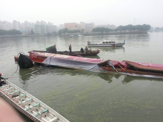 Além das bolsas a ar do salvamento do barco de borracha dos bens da limitação do espaço