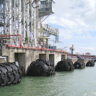 Para-choque pneumático inflável de Yokohama que flutua o para-choque do embarcadouro do kpa 50