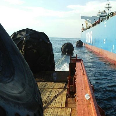 Para-choque pneumático inflável de Yokohama que flutua o para-choque do embarcadouro do kpa 50