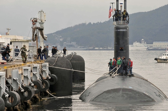 Para-choque submarino apropriado para os submarinos ou os navios cujo o ponto de impacto pode estar abaixo da linha de flutuação.