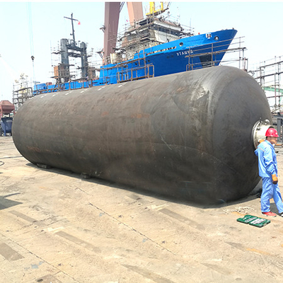 Para-choque submarino apropriado para os submarinos ou os navios cujo o ponto de impacto pode estar abaixo da linha de flutuação.