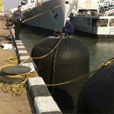 Para-choque submarino apropriado para os submarinos ou os navios cujo o ponto de impacto pode estar abaixo da linha de flutuação.