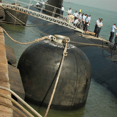 Para-choque submarino apropriado para os submarinos ou os navios cujo o ponto de impacto pode estar abaixo da linha de flutuação.