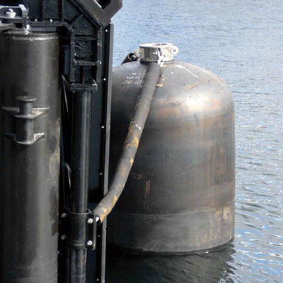 Para-choque submarino apropriado para os submarinos ou os navios cujo o ponto de impacto pode estar abaixo da linha de flutuação.