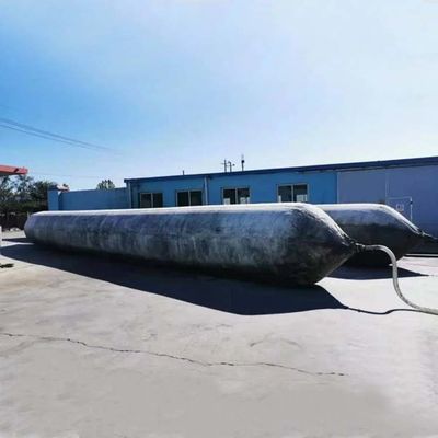 Navio de levantamento do salvamento subaquático que lança a bolsa a ar inflável de borracha pneumática para o barco