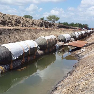 Navio de levantamento do salvamento subaquático que lança a bolsa a ar inflável de borracha pneumática para o barco