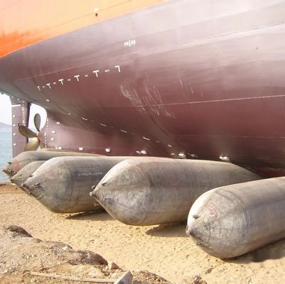 Navio de levantamento do salvamento subaquático que lança a bolsa a ar inflável de borracha pneumática para o barco
