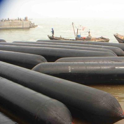 Navio de levantamento do salvamento subaquático que lança a bolsa a ar inflável de borracha pneumática para o barco